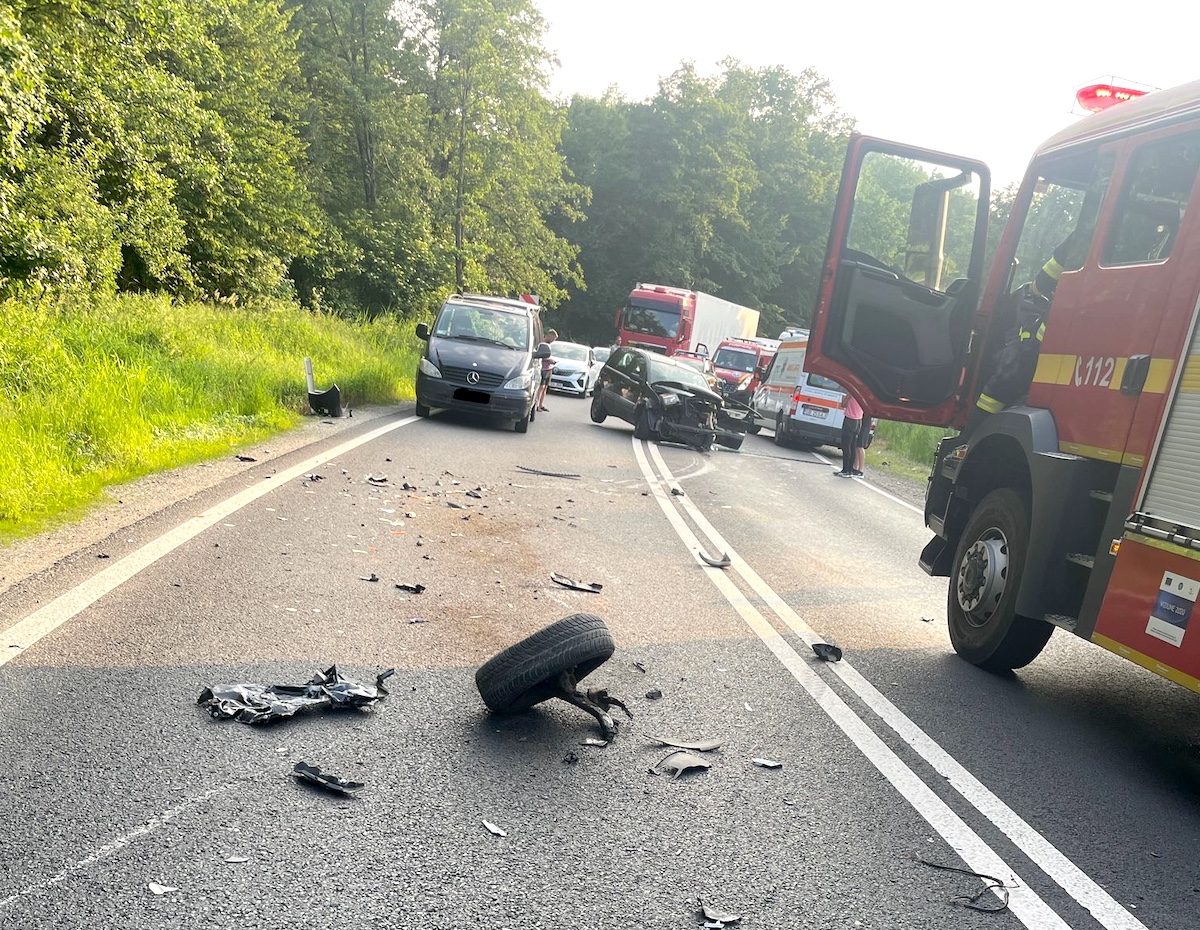 ACTUALIZARE Traficul a fost reluat în zona Hula Bradului: mașina unui șofer din Sibiu a intrat pe contrasens. Cinci persoane au fost transportate la spital