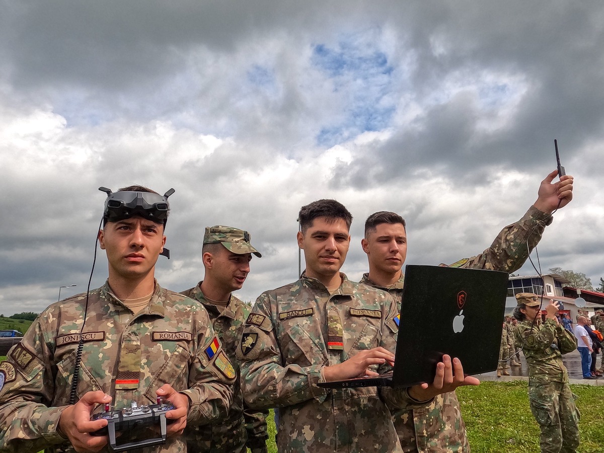 O echipă de cadeți de la Academia Forțelor Terestre Sibiu a câștigat locul I la un concurs de drone. Au proiectat și construit un sistem aerian fără pilot