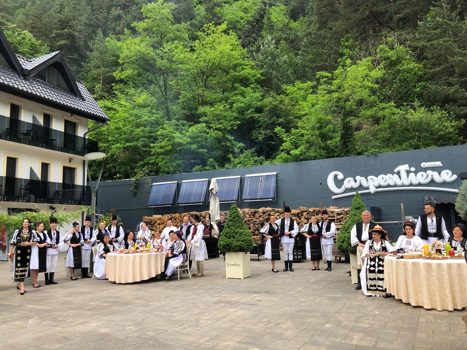 Carpentiere Arena promovează Mărginimea Sibiului. Resortul de lux devine timp de două zile platou de filmare pentru postul Etno TV