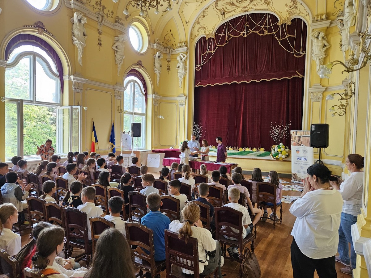 Programul educativ „Sibiu Orașul Copiilor” de la Biblioteca Astra a ajuns la final. Copiii au răspuns la întrebări despre istoria orașului, într-o cursă contracronometru pe traseul statuilor din Parcul Astra