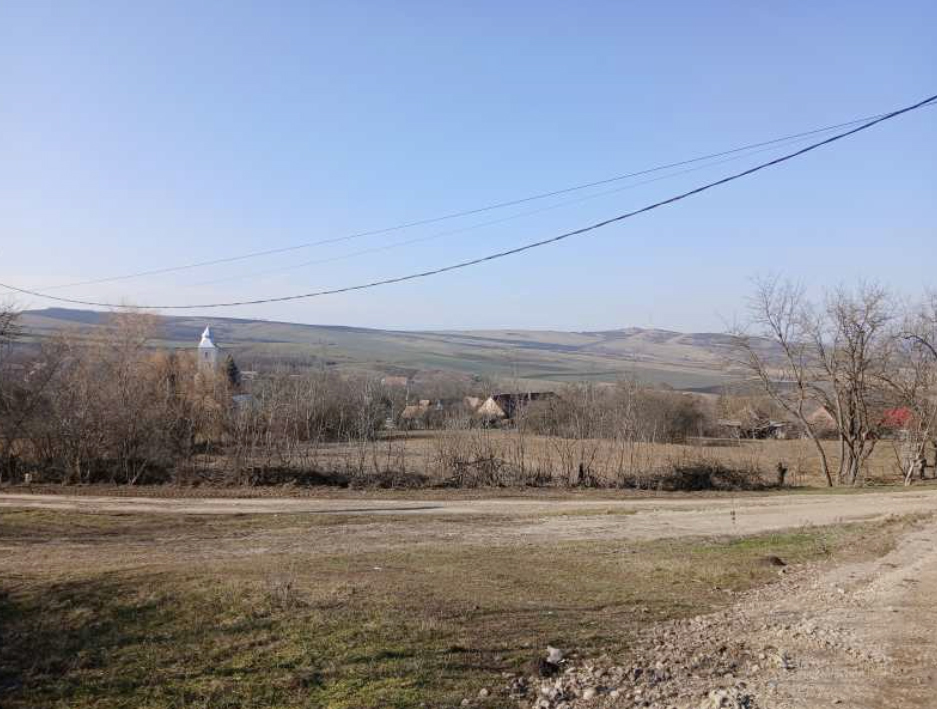 „E totul lucrat ca și atunci când au fost părinții aici. Nimic nu a rămas părăsit”. Locuitori din două sate depopulate după colectivizare, mutați la Sibiu, se întorc periodic acasă să îngrijească gospodăriile