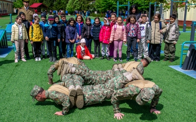 „Ziua Porților Deschise” la AFT Sibiu: tururi ghidate, exerciții demonstrative, expoziții de echipamente și tehnică militară