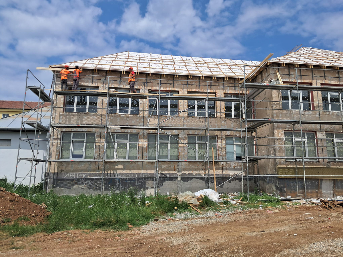 Stadiul lucrărilor de eficientizare energetică la Grădinița nr. 29,  de pe str. Negoveanu. Valoarea contractului este de 6,87 milioane lei, iar termenul de finalizare, primăvara anului viitor
