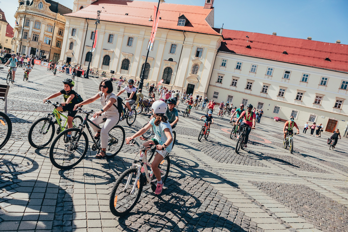 Turul școlilor pe bicicletă: aproximativ 300 de elevi, profesori și părinți din Sibiu pedalează joi, din Piața Mare până în Muzeul Astra