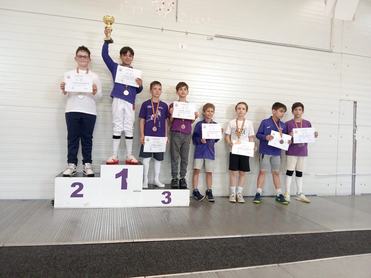 Patru medalii pentru Sibiu la scrimă. Micii sportivi au cucerit podiumul la Timișoara