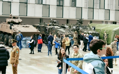 Ceremonie în Piața Mare: Comandamentul NATO din Sibiu împlinește cinci ani. Sibienii vor putea vedea inclusiv exerciții și o expoziție de tehnică militară de la Cincu