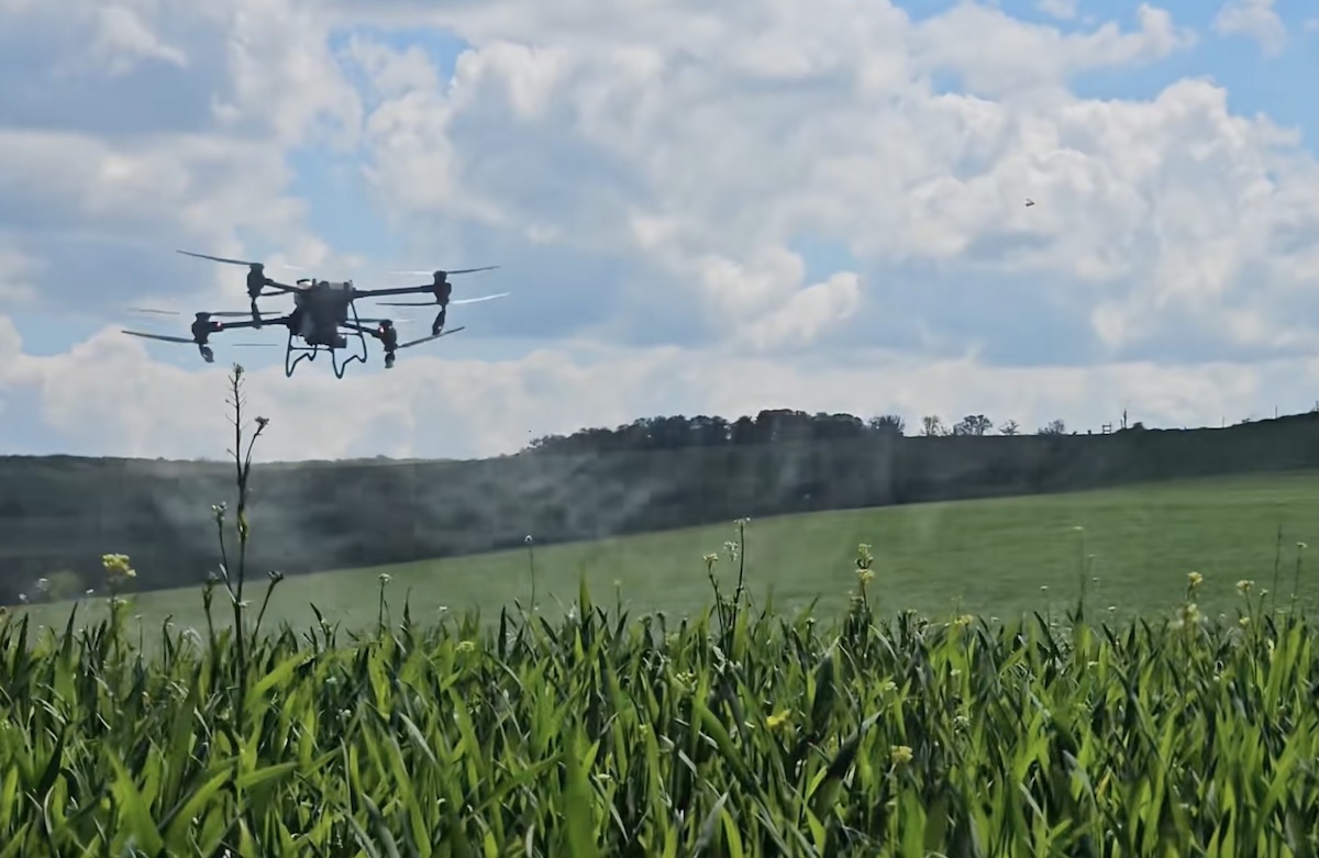 VIDEO Agricultură cu drona, în Sibiu: ”Un fermier pierde între 500 și 1.000 de lei din recoltă, călcată de tractor. Mai bine ne dă nouă 150 de lei”