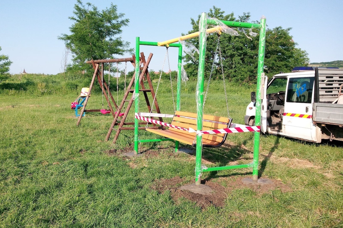 Primăria Copșa Mică reamenajează spațiile de recreere și de joacă din oraș și face apel la oameni să-i reclame pe cei care le deteriorează
