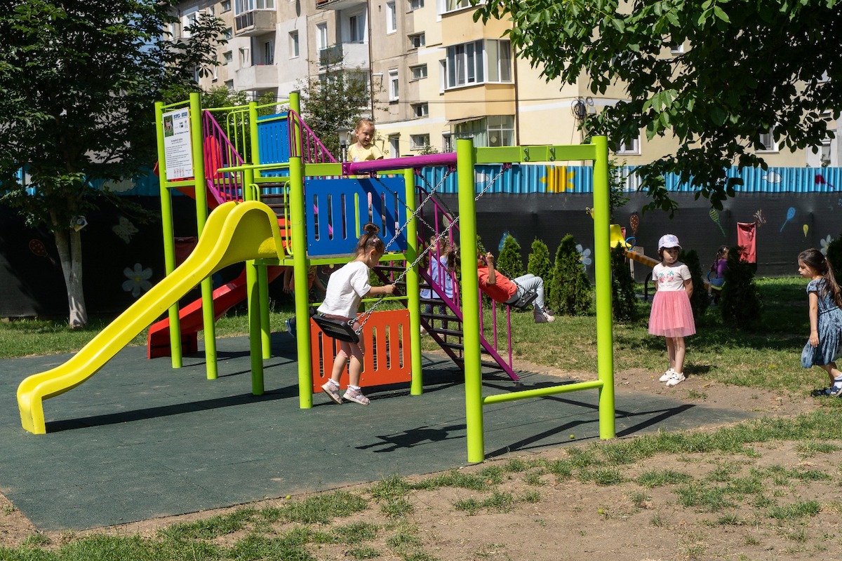 Echipamente noi pentru locul de joacă de la Grădinița „Pinocchio” din Mediaș