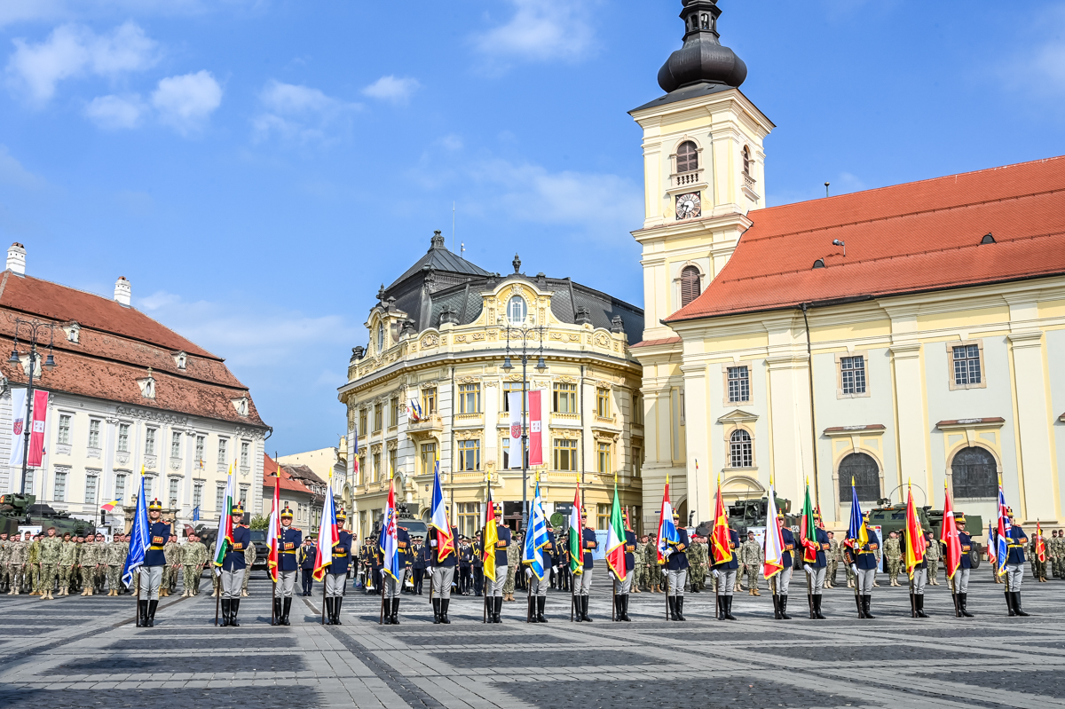 ”Pacea nu se moștenește, ci se construiește”. Comandamentul NATO de la Sibiu a celebrat în Piața Mare împlinirea a cinci ani