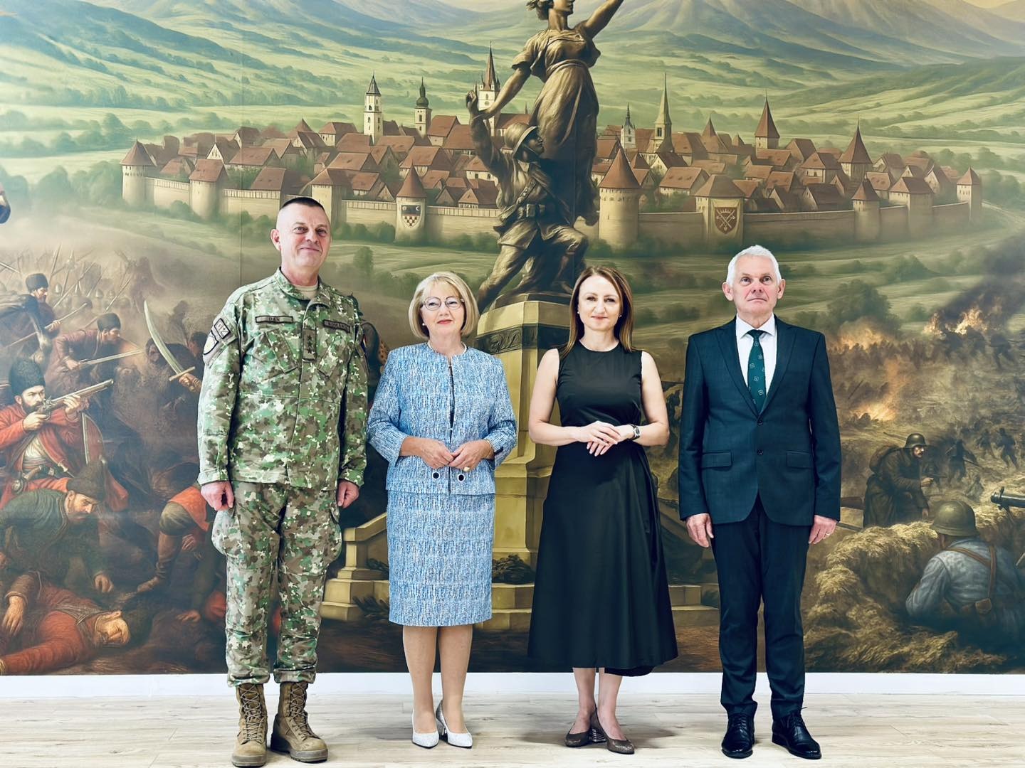 Actualizare. „Ceva cumplit de rușinos”: „fresca” de la Centrul NATO din Sibiu, criticată de istorici, inclusiv de cei indicați drept consultanți. „Am spus că trebuie refăcută”