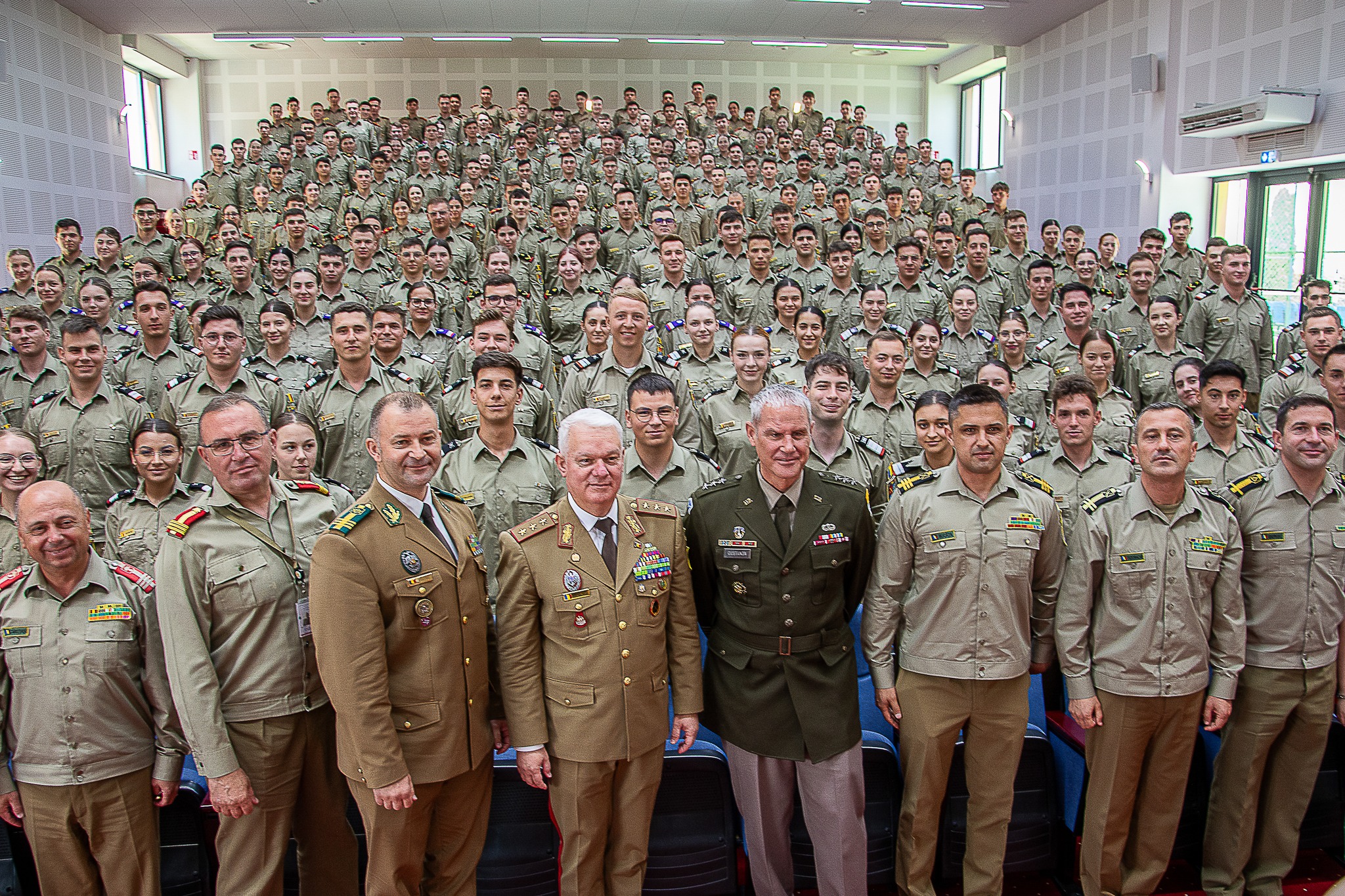 Un cunoscut general american le-a predat studenților AFT lecții despre leadership