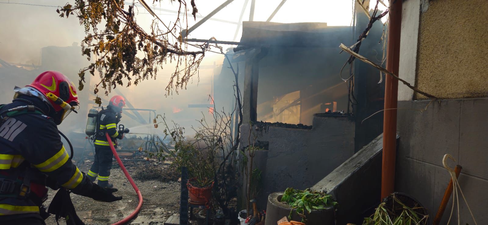 Arde o casă la Săcădate. Pompierii: există pericolul de propagare și la casele învecinate