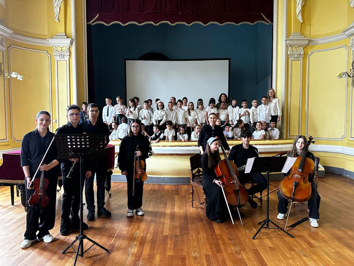 Elevii Colegiului „Octavian Goga” și Liceului de Artă au încheiat un proiect muzical cu un concert emoționant la Biblioteca Astra