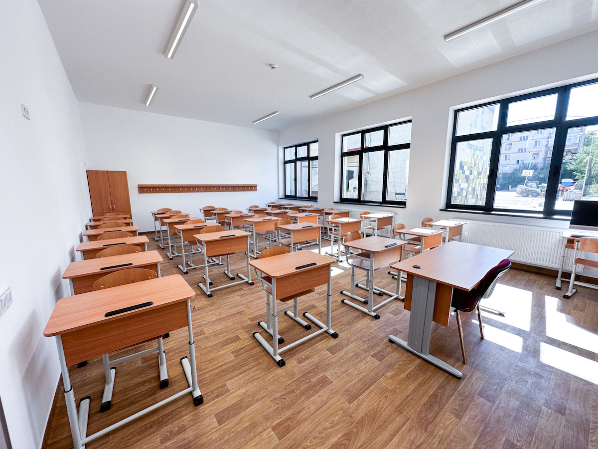 Fata de 15 ani care a murit după ce a căzut de la etajul cinci în Sibiu era elevă în ultimul an la școala „Nicolae Iorga”. Director: „Încă nu ne vine să credem”