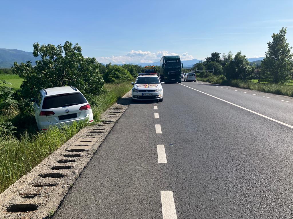 Accident rutier în Bradu: Două persoane transportate la spital, după ce un autoturism s-a răsturnat într-un șanț