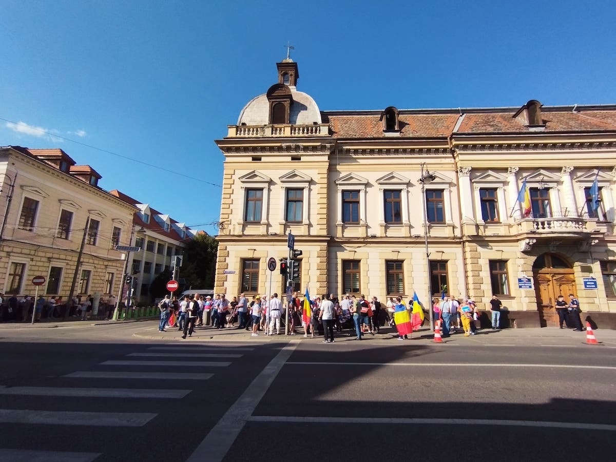 Aproximativ 100 de simpatizanți AUR au protestat în fața Prefecturii