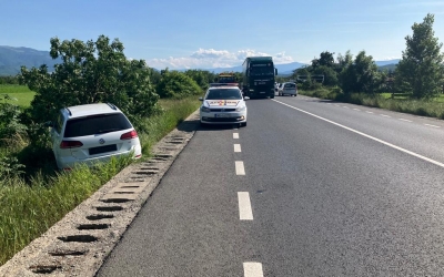 Accident rutier în Bradu: Două persoane transportate la spital, după ce un autoturism s-a răsturnat într-un șanț