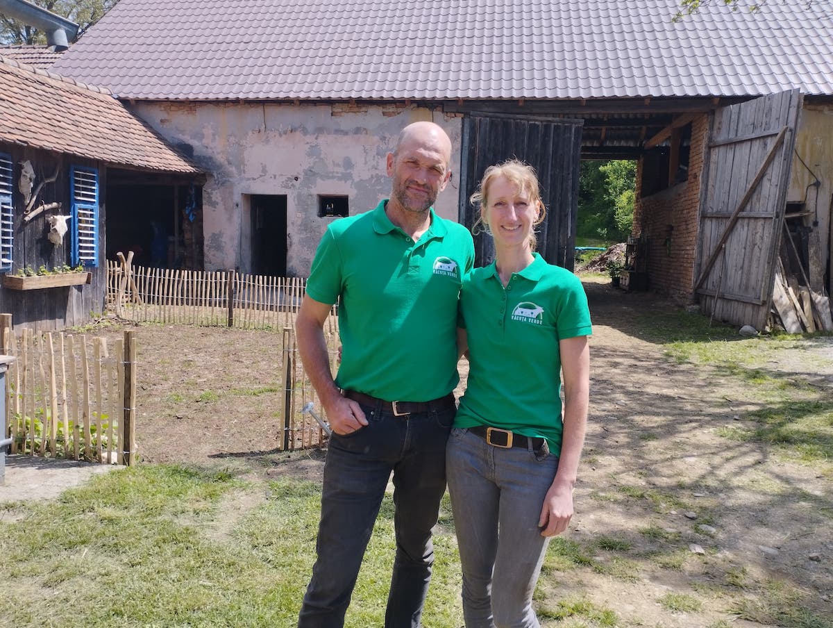 „Vânătoare de comori” la poalele Făgărașului. Poveste cu olandezi care s-au mutat la Sărata pentru că „aici e mai liber”