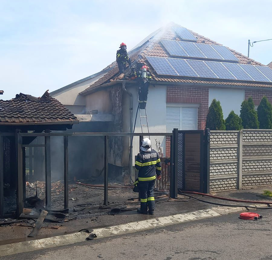 Actualizare. Incendiu la o casă de pe strada George Enescu