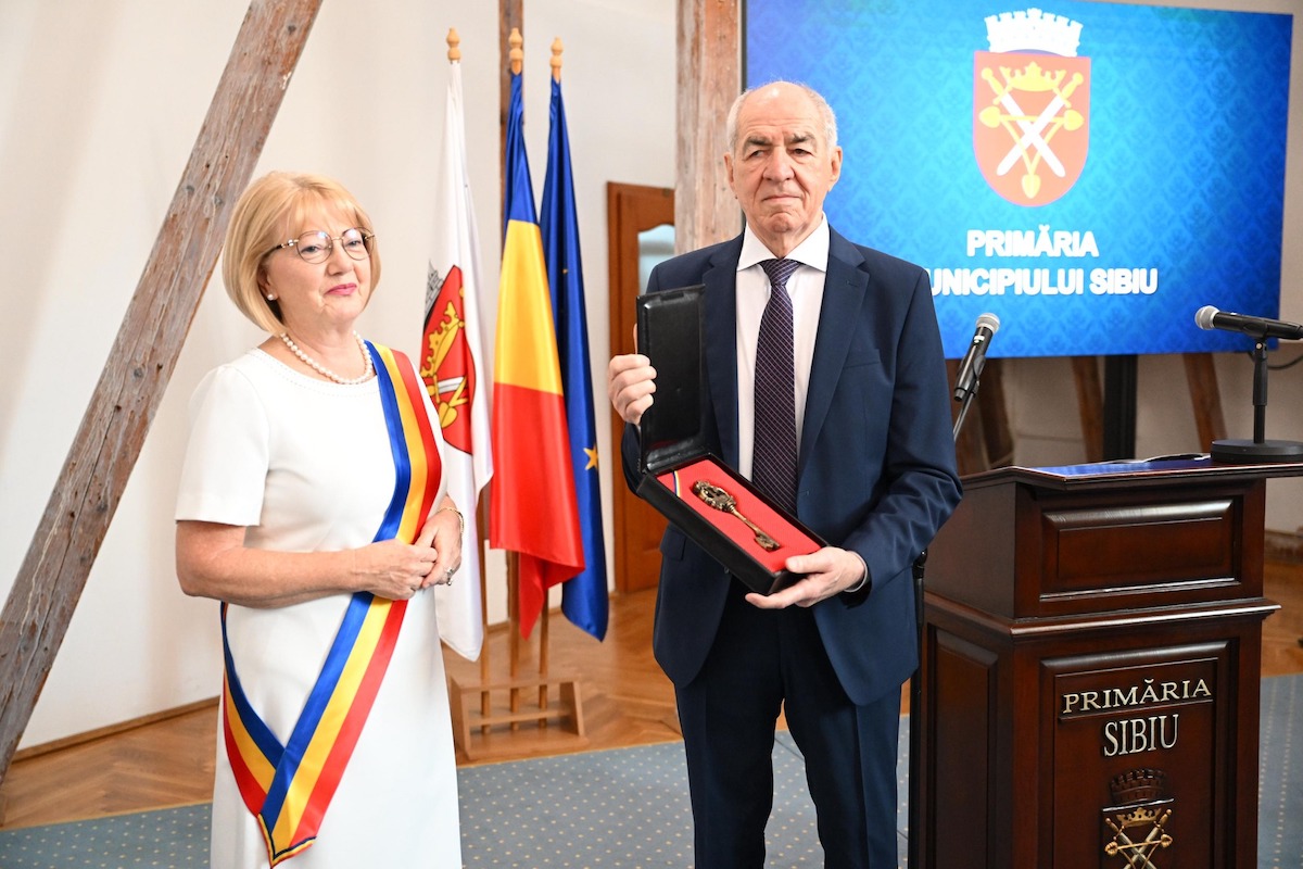 Antrenorul Viorel Hizo a fost desemnat cetățean de onoare al Municipiului Sibiu. Astrid Fodor: Pe lângă un bun profesionist, este și un om iubit și apreciat cu sinceritate