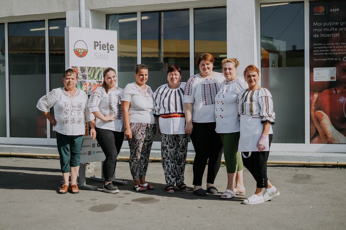 De ziua Iei, comerciantele din Piața Cibin au așteptat clienții îmbrăcate în ie. „Sărbătorim frumusețea tradiției românești”
