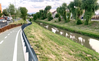Primăria a demarat proiectul unei alei pietonale lungă de doi km pe malul Cibinului. Fodor: „Va semăna cu partea care e acum amenajată”