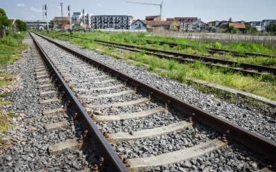 Trenurile vor circula cu viteză redusă în zilele următoare, din cauza temperaturilor mari la nivelul șinei