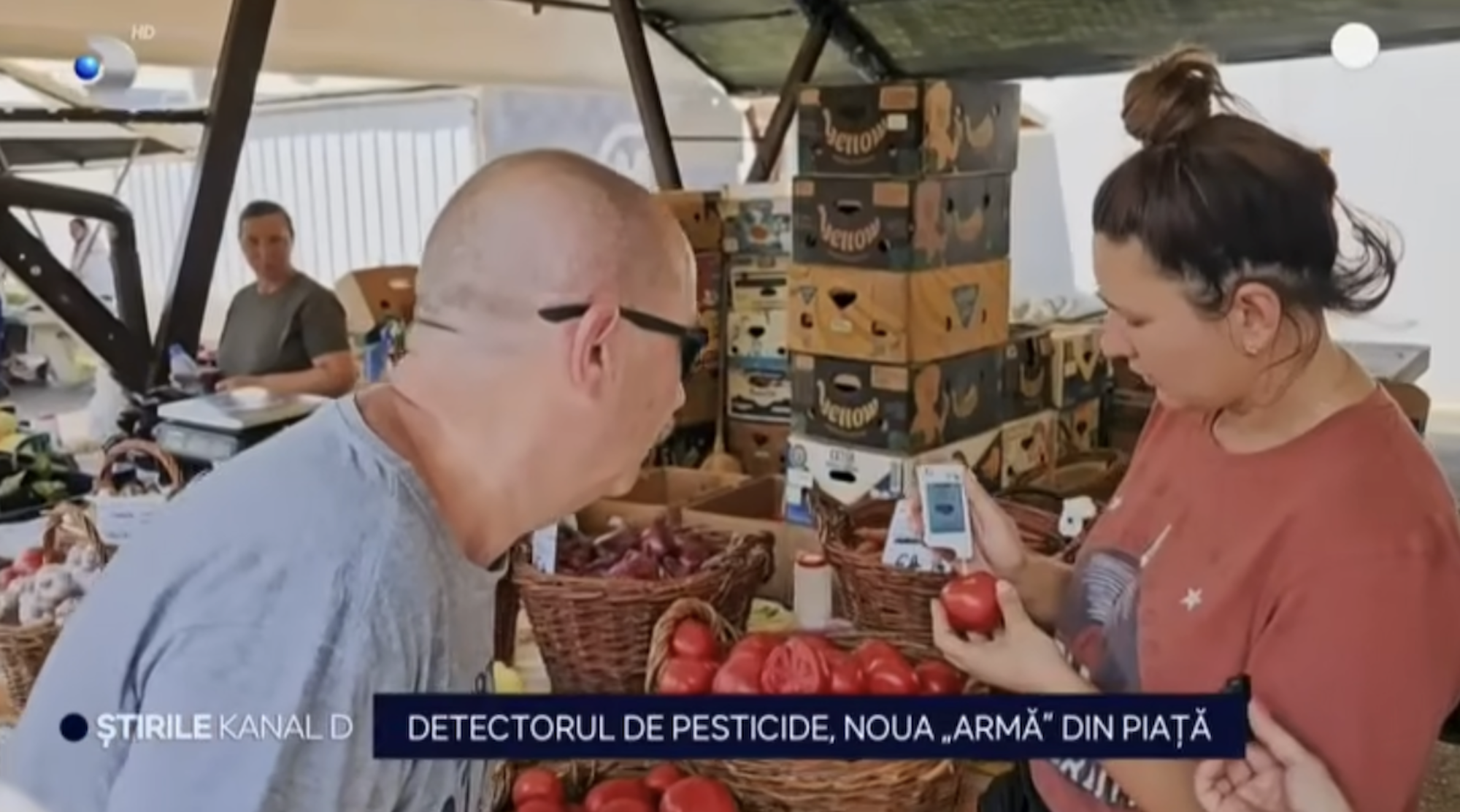 Ana, o comerciantă din Piața Cibin, a investit 1.400 de lei într-un dispozitiv care testează nivelul de pesticide din marfa pe care o vinde. „Clienții erau foarte sceptici”