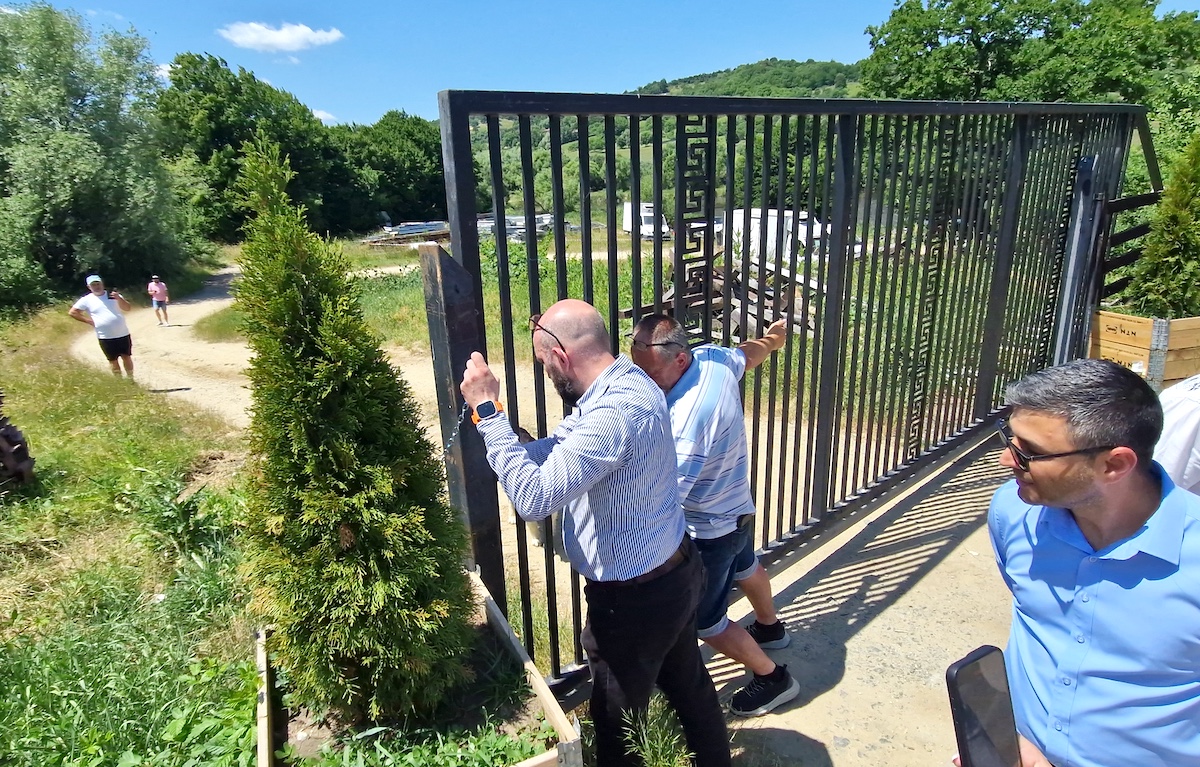 Zi de forță la Cisnădie: Primăria a preluat înapoi lacul de agrement, a sigilat construcțiile neautorizate și a desființat o terasă ilegală de sub geamul primarului