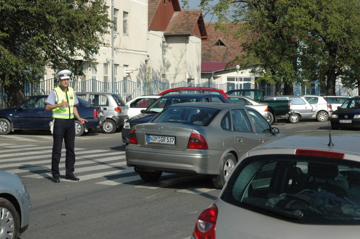 Senatul a adoptat „regula fermoarului”: când o bandă e blocată, șoferii de pe cealaltă sunt obligați să permită alternativ vehiculelor de pe banda afectată să se încadreze pe banda lor