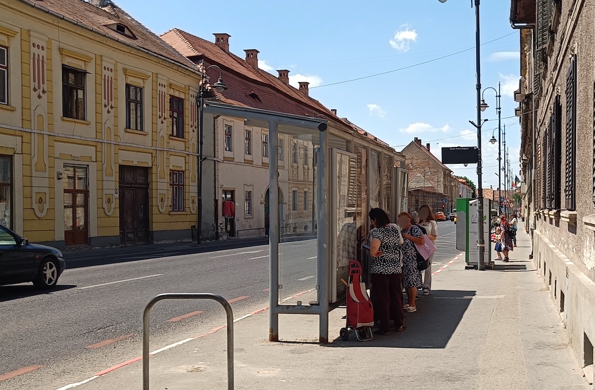 Discuție în Consiliul local: „Este căldură foarte mare și avem stații fără niciun fel de umbrire”. Primăria Sibiu a transferat responsabilitatea la Tursib