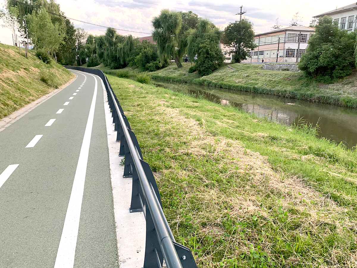 Unora dintre sibieni nu le place mirosul de fân. Reclamații la aleșii locali pentru iarba tunsă și nestrânsă. Fodor: „Acesta este trendul, este un îngrășământ natural”