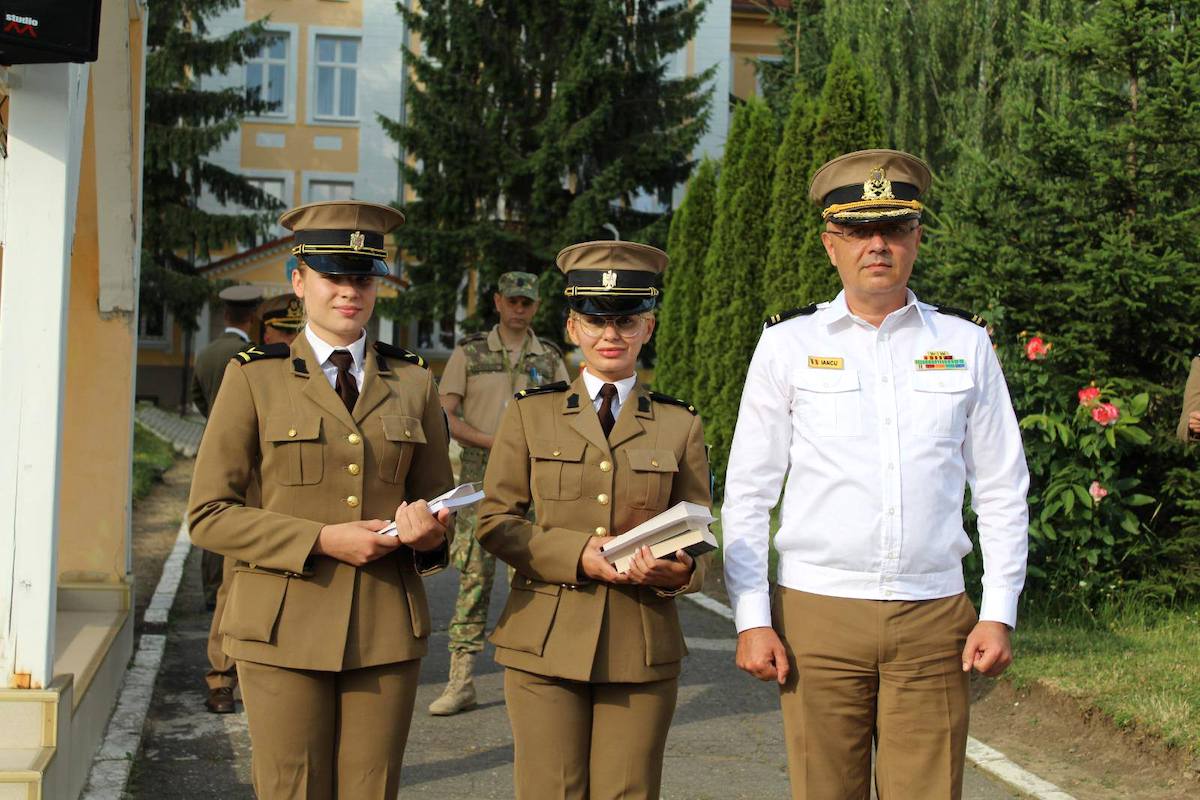 Premiul III național pentru două eleve ale Școlii de Maiștri Militari din Sibiu la Concursul de Traduceri Literare și de Specialitate
