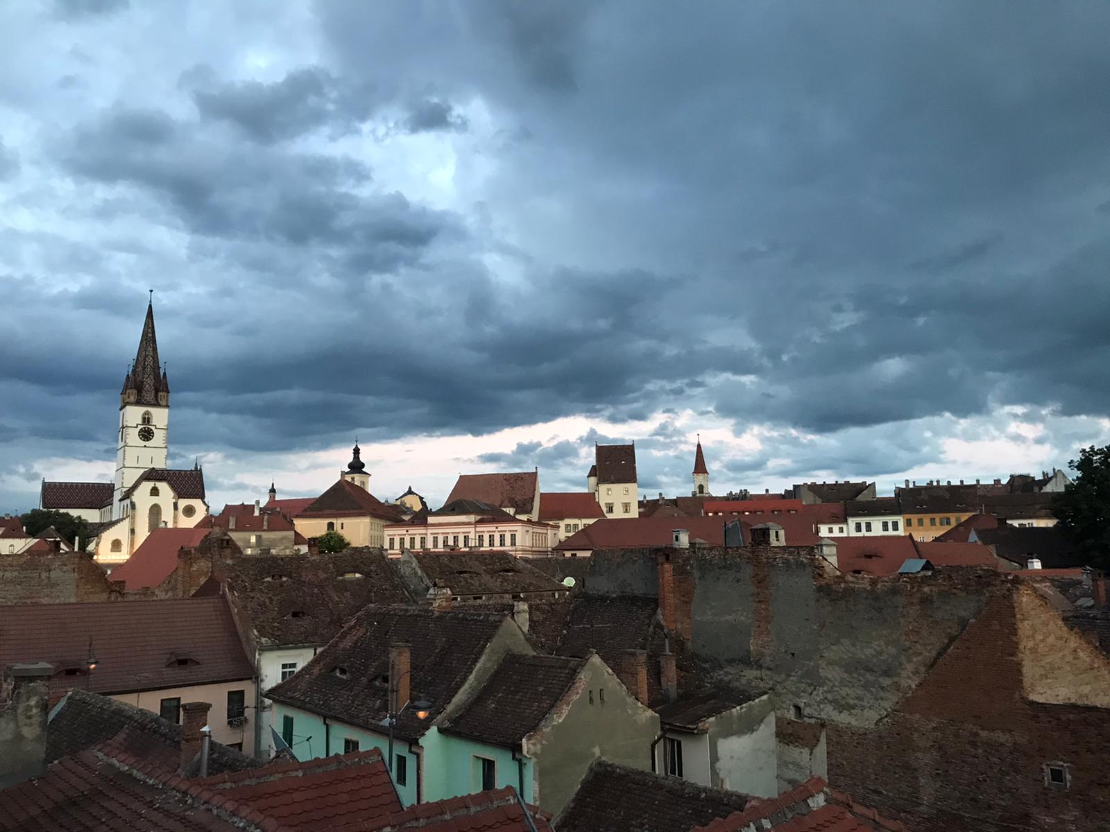 Vreme instabilă vineri, la Sibiu. Meteorologii anunță ploi, descărcări electrice și cer înnorat