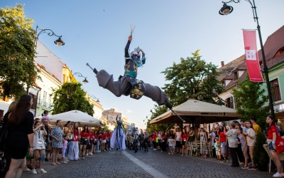 14 spectacole outdoor gratuite în a șaptea zi de FITS. „Iona” de Silviu Purcărete în japoneză și prima reprezentație a spectacolului „Ascultă-mă” cu Katheleen Turner, printre recomandările zilei