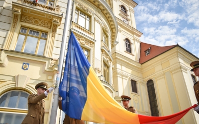 Drapelul României, arborat pe catargul din centrul Sibiului. Ziua Drapelului a fost sărbătorită joi în Piața Mare