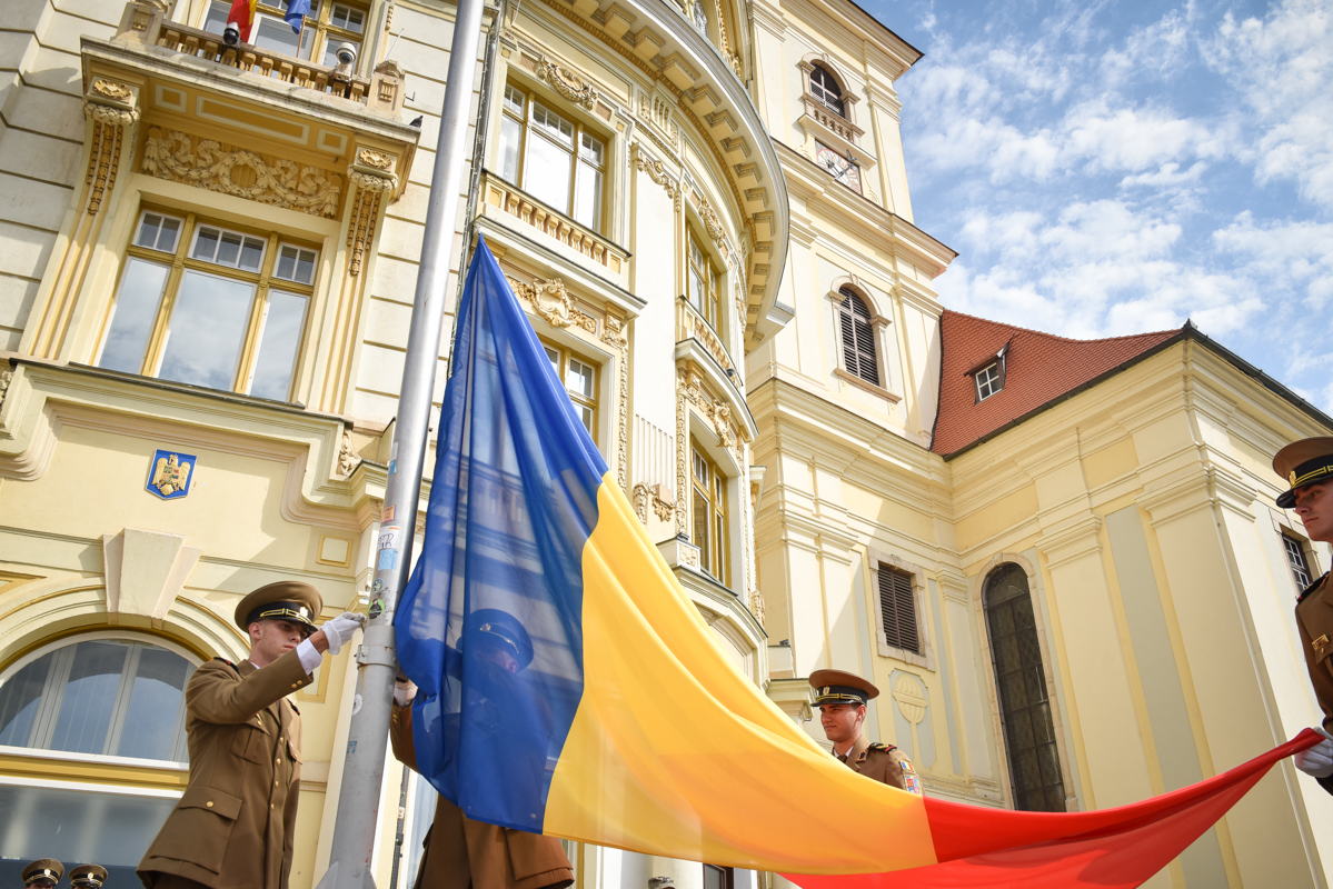 Drapelul României, arborat pe catargul din centrul Sibiului. Ziua Drapelului a fost sărbătorită joi în Piața Mare
