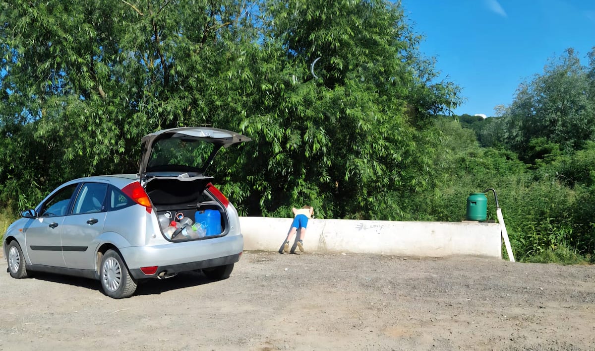 Cașolț, din nou fără apă în plină caniculă: „Nu putem face duș, spăla rufele sau fructele pentru copii”. Primar: „Au secat fântânile și izvoarele, nu mai este apă în sol”