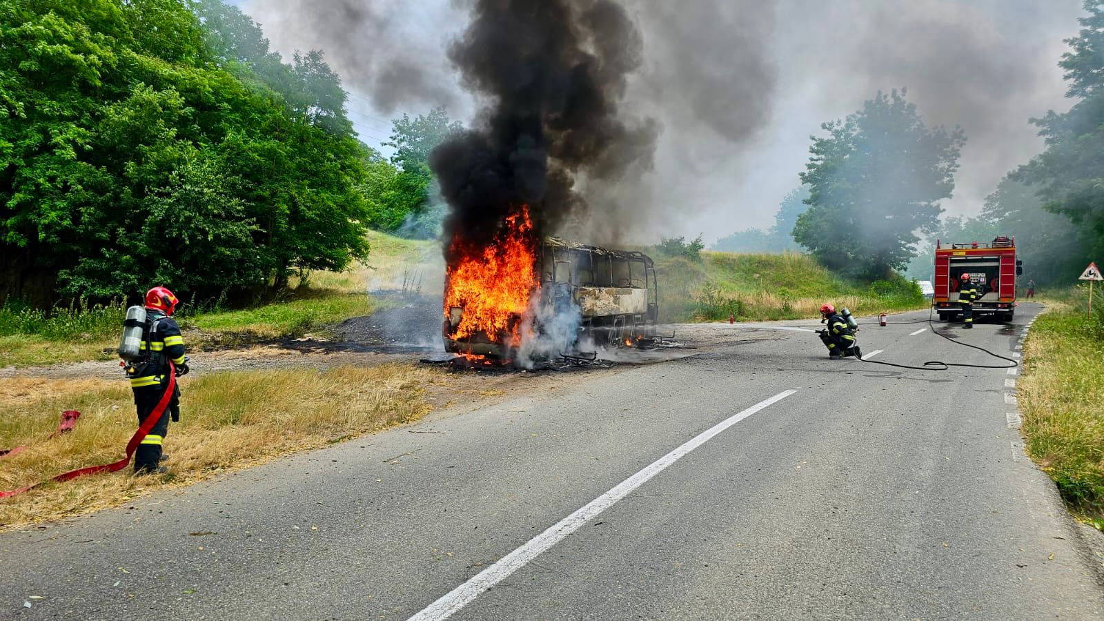 Autocar în flăcări, la Boarta, din cauza unei defecțiuni la motor. Nimeni nu a fost rănit