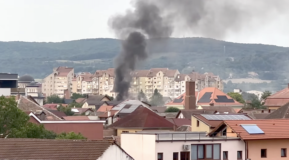 Actualizare: Un cablu defect a fost cauza probabilă a incendiului de pe strada Kiev din Sibiu. Din fericire nu au fost victime