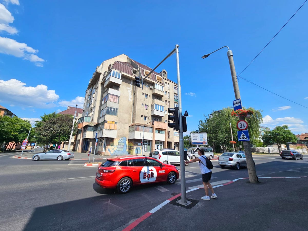 Semafor cu buton și dispozitiv sonor, pus în funcțiune pe strada Bâlea din Sibiu. Urmează unul și pe strada Turnului