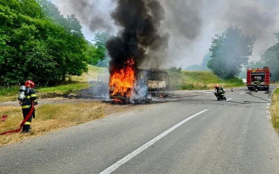 Autocar în flăcări, la Boarta, din cauza unei defecțiuni la motor. Nimeni nu a fost rănit
