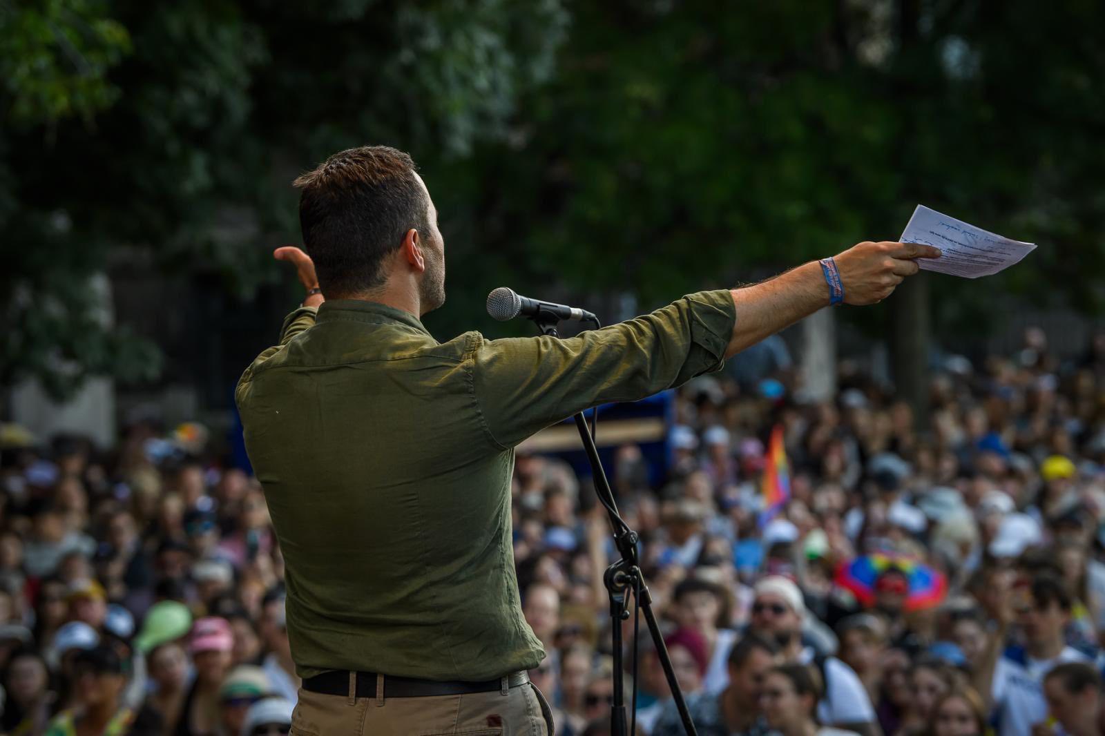 Sibianul Nicu Ștefănuță, la marșul Budapest Pride: „ Nu vă jucați cu drepturile noastre, puterea vine de la noi”