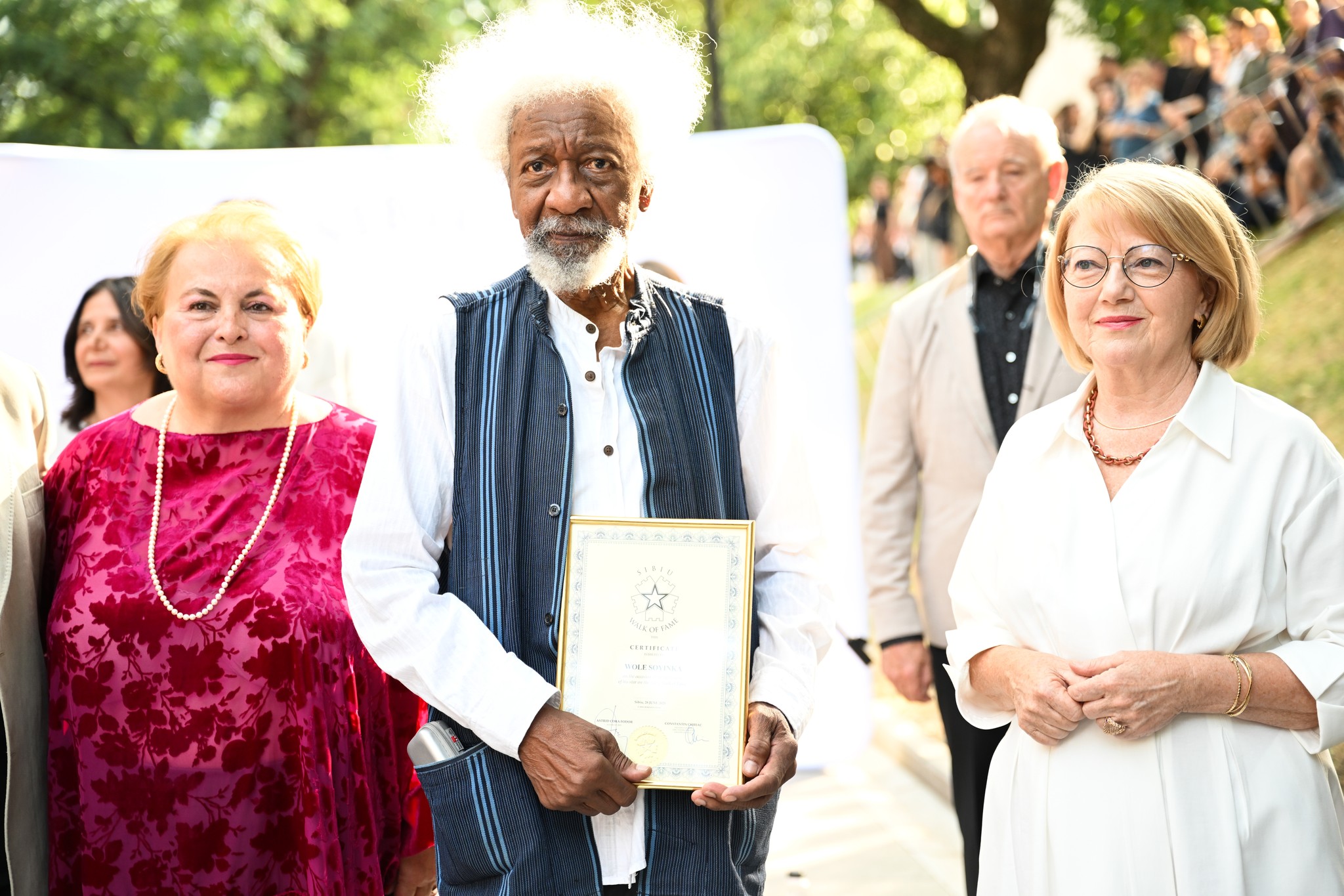Actualizare. Wole Soyinka, scriitorul nigerian care a primit o stea la FITS, a fost înșelat cu 400 de euro de un taximetrist, pe Aeroportul din București. Atât l-a costat cursa până la hotel, iar mașina a trebuit împinsă ca să pornească