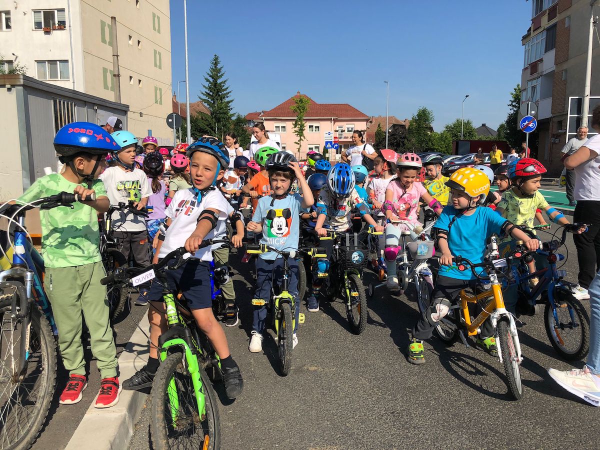 Aproximativ 120 de copii de la Grădinița numărul 5 au pedalat pe strada Arieșului, de Ziua Mondială a Bicicletei. Directoare: Să înlocuim ecranele cu roți, canapeaua cu o ieșire în parc și să transformăm mișcarea într-un stil de viață