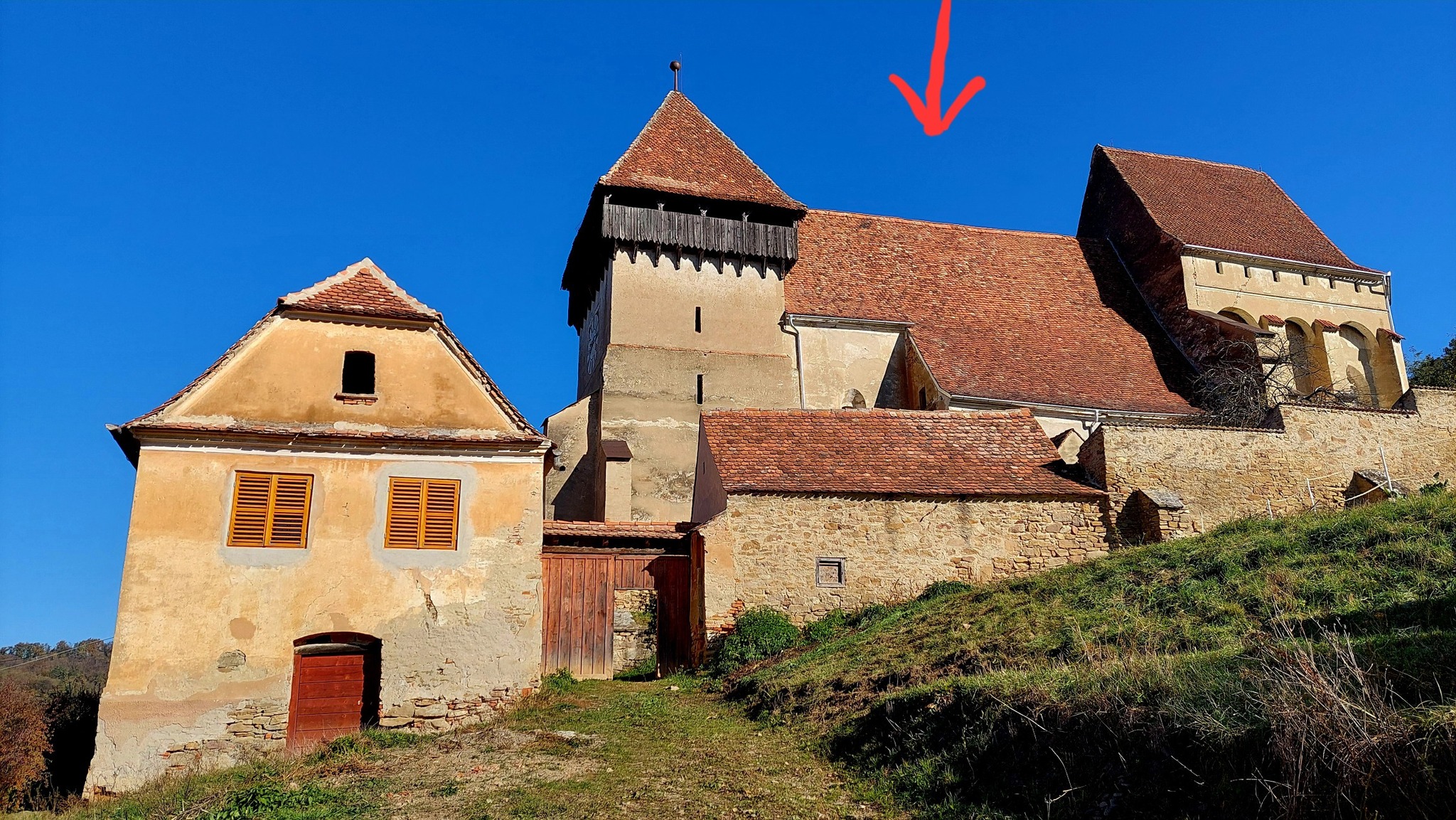 Acoperișul bisericii fortificate din Copșa Mare, avariat de ploile din mai. O asociație strânge bani pentru reparații punctuale