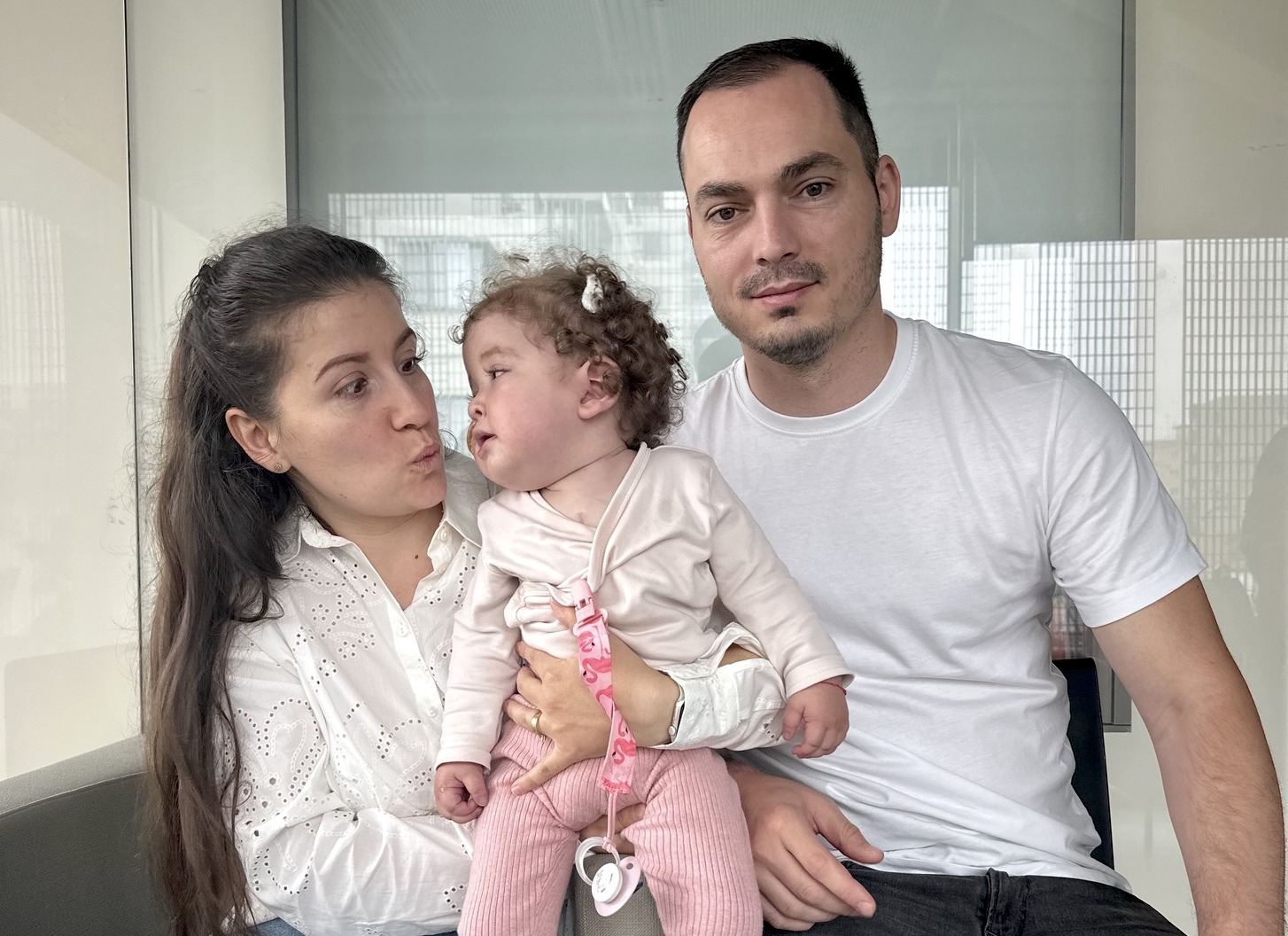 Campanii false de strângere de fonduri pe seama fetiței care a avut nevoie de 360.000 de dolari pentru a-i fi salvată viața. „Au spus că Chat GPT le-a generat povestea”