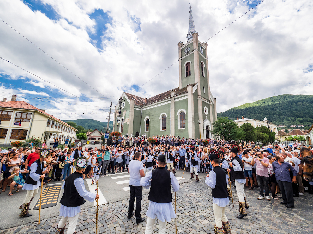 Festivalul „Bujorul de Munte” revine la Gura Râului: drumeții, bucate tradiționale și spectacole folclorice
