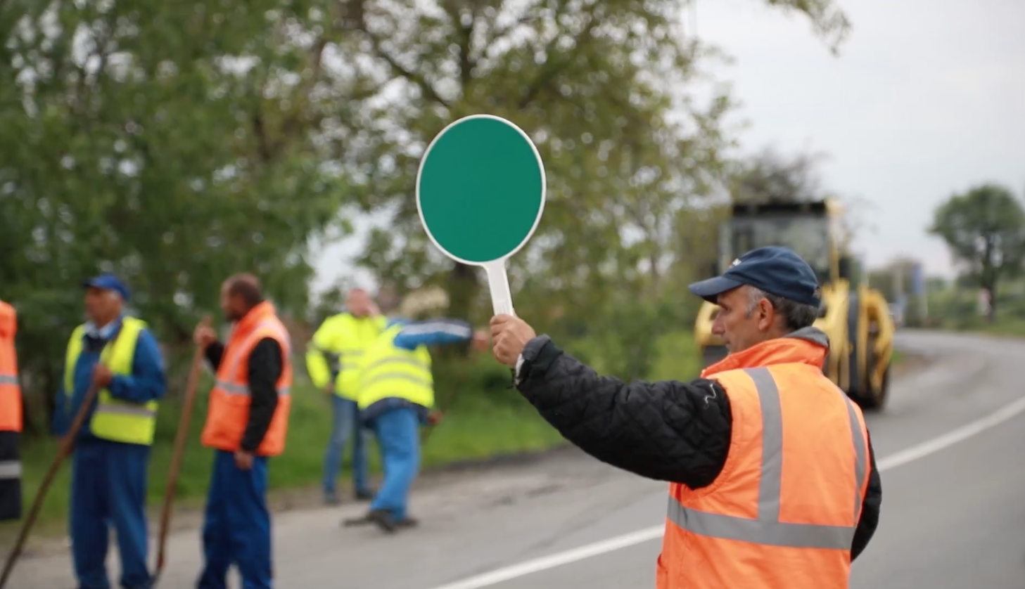 Raport la Drumuri și Poduri, după ce s-a redus programul la 4 zile pe săptămână pe perioada verii. Se plombează, cosește și se curăță